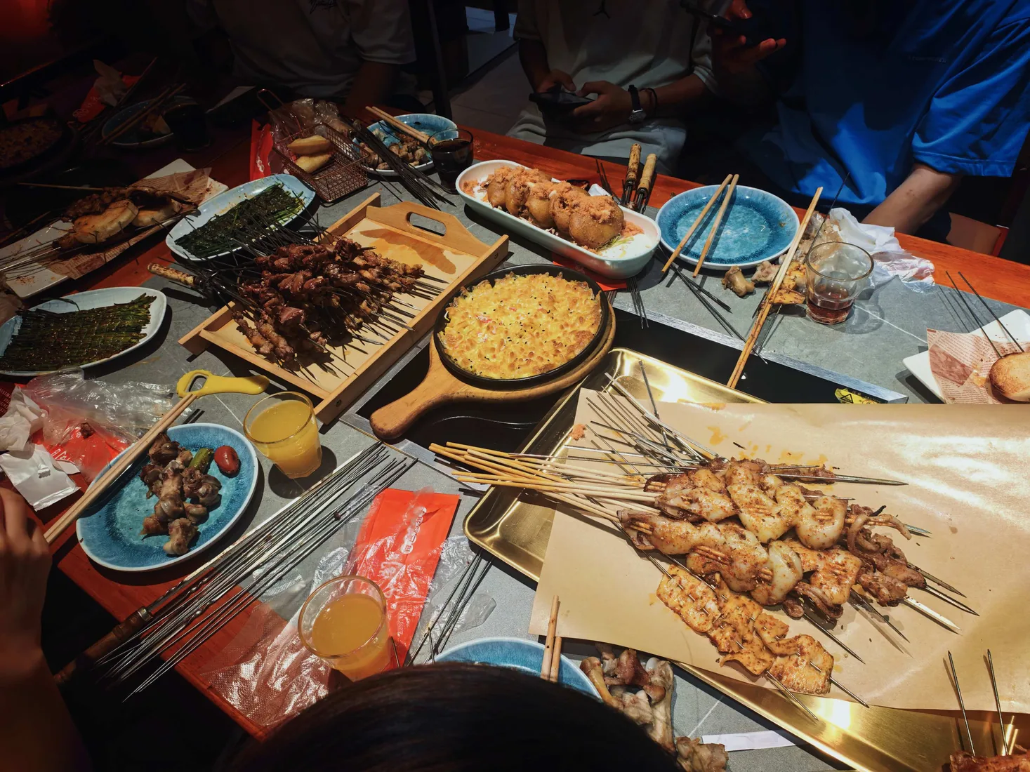 队内聚餐桌上的烤串和小吃