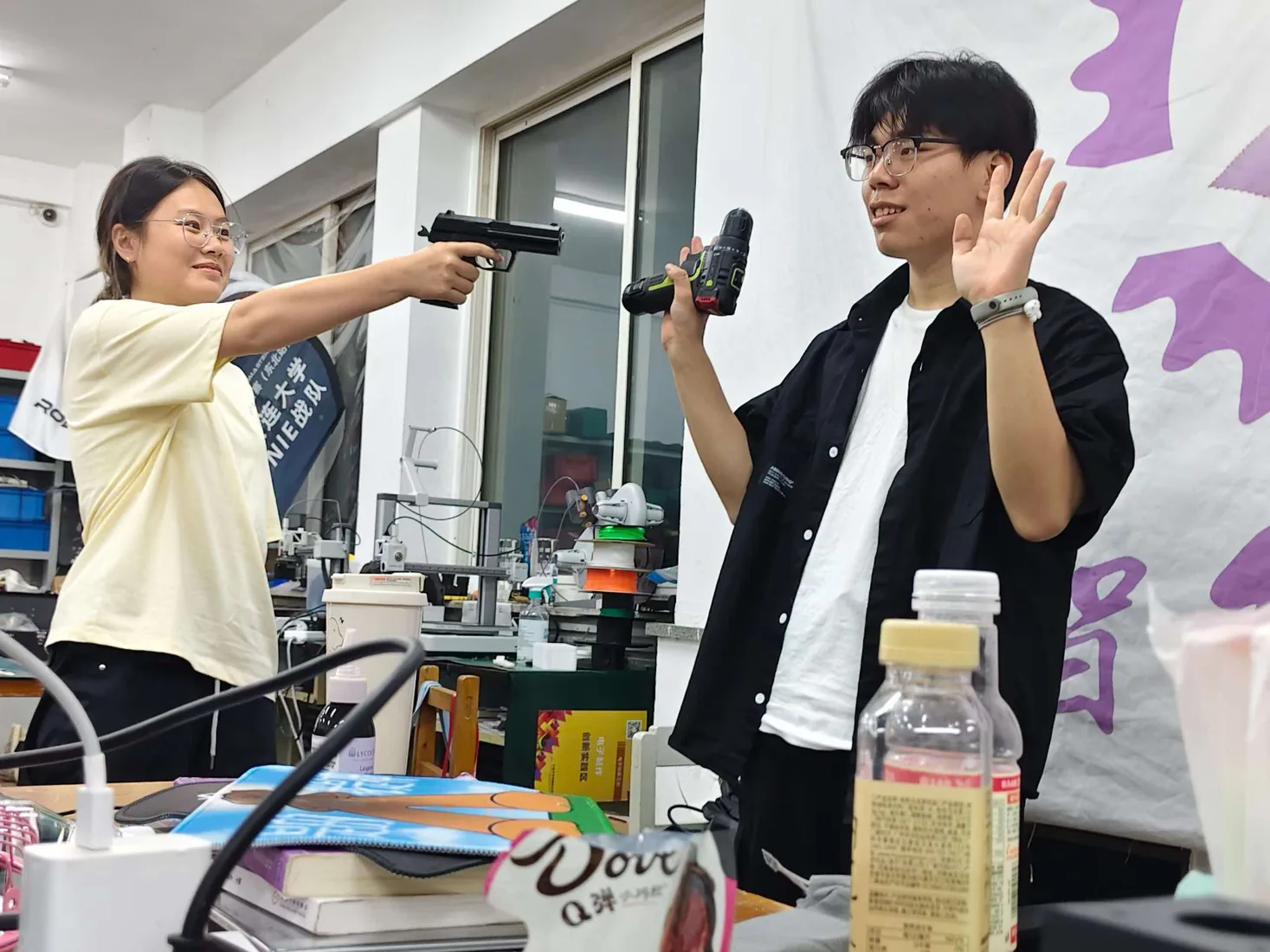 实验室里同学们轻松互动